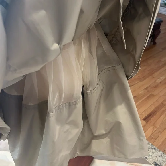 Marc Jacobs Gray Ruffled Dress with White Belt - Picture 12 of 16